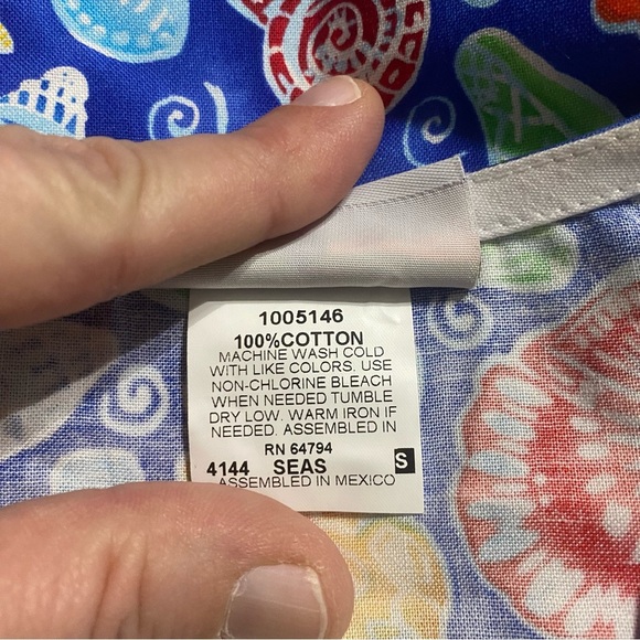 NWT Peaches Blue Seashell Print V Neck Scrub Top - Picture 5 of 5